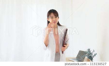 身穿白大褂的中年婦女一邊看著鏡頭一邊解釋 113138527