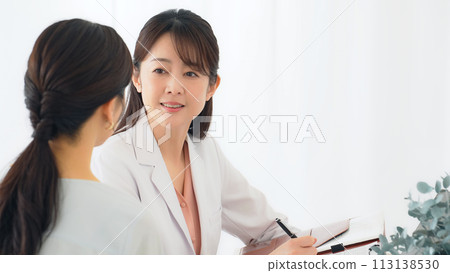 檢查患者的女性醫生 113138530