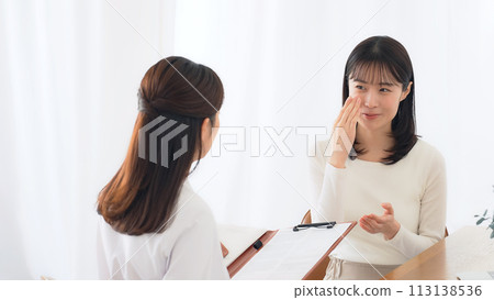 女病人接受檢查 113138536