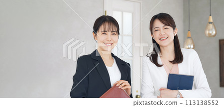 兩位女商人微笑著站在辦公室 113138552