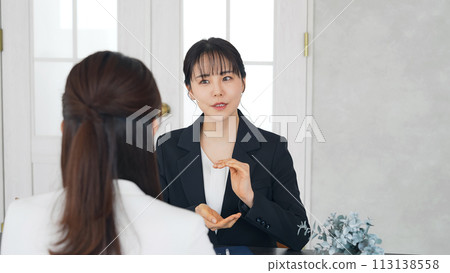 兩個女人在辦公室說話 兩個女人在辦公室說話 113138558
