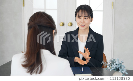 兩個女人在辦公室說話 兩個女人在辦公室說話 113138580