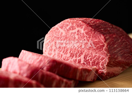 Cut domestic black beef thigh (Shinshin) 113138664