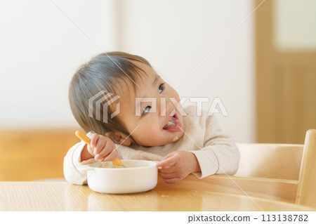 嬰兒吃嬰兒食品 113138782