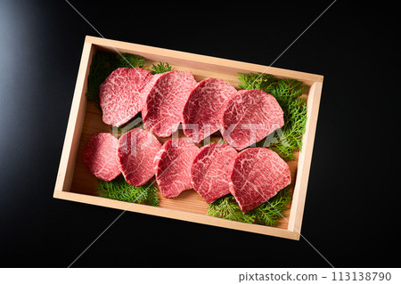 For cut domestic Japanese black beef thigh (shinshin) steak For cut domestic Japanese black beef thigh (shinshin) steak 113138790