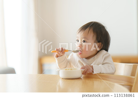 嬰兒吃嬰兒食品 113138861