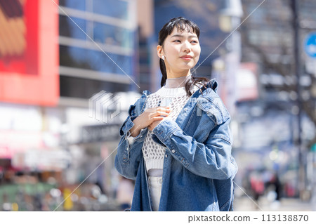 街拍 城裡看智慧型手機的年輕女子 113138870