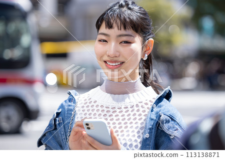 街拍 城裡看智慧型手機的年輕女子 113138871