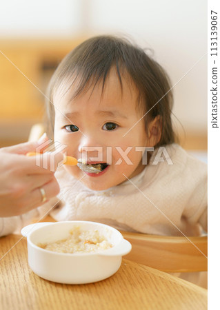 嬰兒吃嬰兒食品 113139067