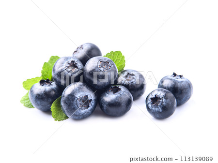 Blueberries on white backgrounds 113139089