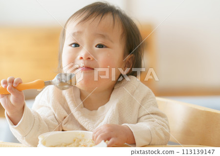 嬰兒吃嬰兒食品 嬰兒吃嬰兒食品 113139147