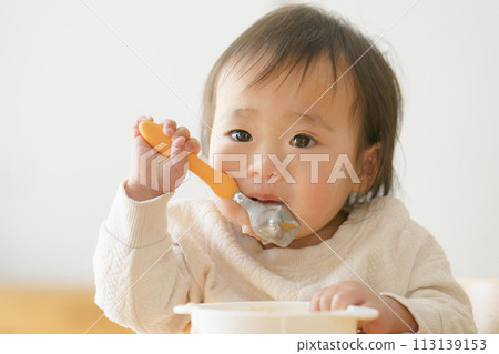嬰兒吃嬰兒食品 113139153