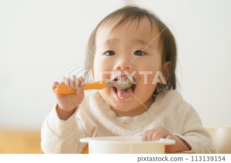 嬰兒吃嬰兒食品 113139154