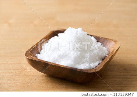 在木盤上撒上細砂糖 113139347