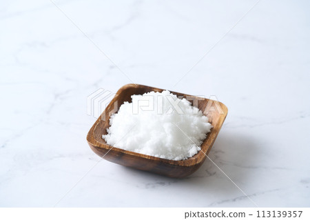 在木盤上撒上細砂糖 在木盤上撒上細砂糖 113139357