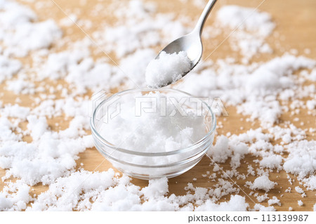 玻璃板上撒上細砂糖 玻璃板上撒上細砂糖 113139987