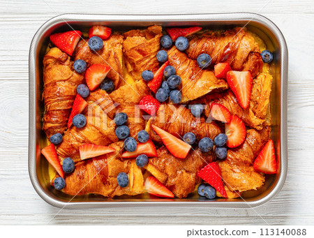 berry croissant casserole in baking dish, top view 113140088