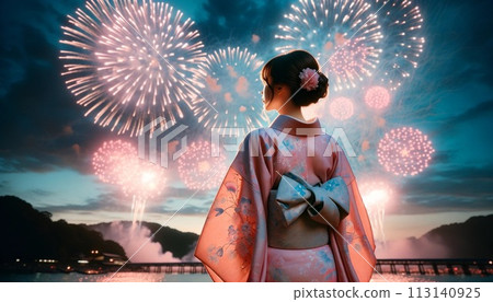 看煙花的yukata的一名婦女 看煙花的yukata的一名婦女 113140925