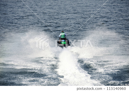 摩托艇跑得太快，會濺起水花。我覺得它看起來很舒服，但同時又為它的華而不實感到尷尬。 113140960