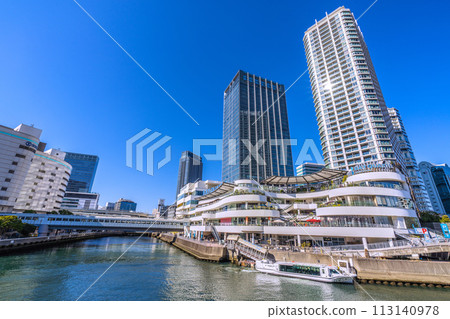 Japan's Yokohama cityscape A ray of hope...View of Yokohama Bay Quarter, water bus (arrival), etc. The sun reflecting on the tower man 113140978