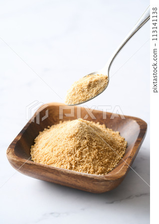 甜菜糖放在木盤上 113141138