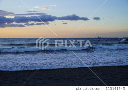 Scenery of dawn: Chigasaki coast in winter 113141345