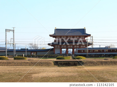 行駛在世界遺產奈良平城宮朱雀門前的近鐵列車 113142105