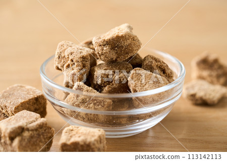 紅糖裝在玻璃餐具中 113142113