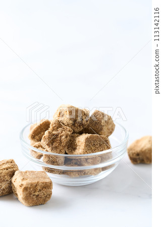 紅糖裝在玻璃餐具中 紅糖裝在玻璃餐具中 113142116