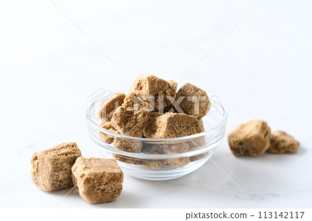 紅糖裝在玻璃餐具中 113142117