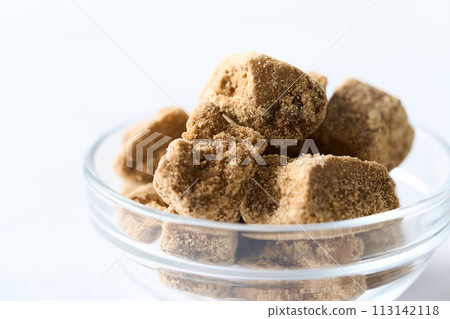 紅糖裝在玻璃餐具中 113142118