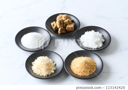 小盤子裡有各種類型的糖：砂糖、紅糖、白糖、甜菜糖和紅糖。 113142420