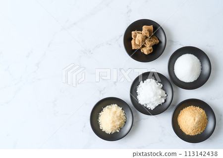 小盤子裡有各種類型的糖：砂糖、紅糖、白糖、甜菜糖和紅糖。 113142438