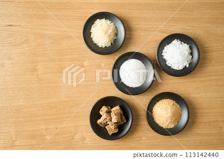 小盤子裡有各種類型的糖：砂糖、紅糖、白糖、甜菜糖和紅糖。 113142440