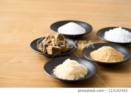 小盤子裡有各種類型的糖：砂糖、紅糖、白糖、甜菜糖和紅糖。 113142442