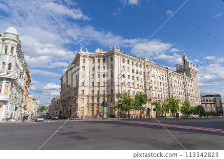 【烏克蘭】哈爾科夫市一座巨大歷史建築的外部和一條廢棄的道路 【烏克蘭】哈爾科夫市一座巨大歷史建築的外部和一條廢棄的道路 113142823