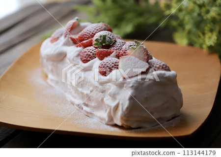 Homemade strawberry cream roll cake made with rice flour Homemade strawberry cream roll cake made with rice flour 113144179