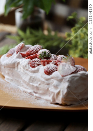Homemade strawberry cream roll cake made with rice flour 113144180