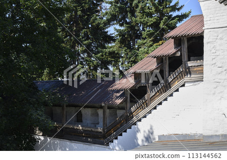 Medieval fortress wall with wooden roof of Spaso-Preobrazhensky Monastery in Yaroslavl, Russia 113144562