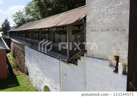 Medieval fortress wall with wooden roof of the Spaso-Preobrazhensky Monastery in Yaroslavl, Russia 113144571