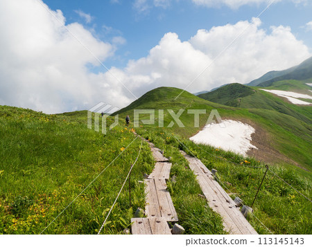 殘雪的月山山路 113145143