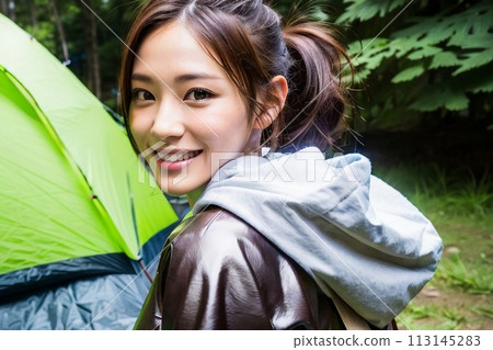 站在帳篷前的女人 站在帳篷前的女人 113145283