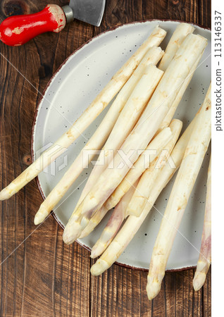 Raw organic white asparagus Raw organic white asparagus 113146337
