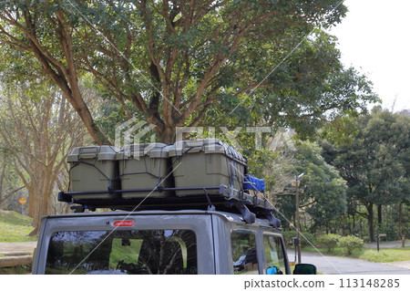 Cargo box loaded onto the roof of a four-wheel drive vehicle 113148285