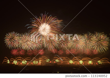 初夏的夜空被煙火染紅 113148952