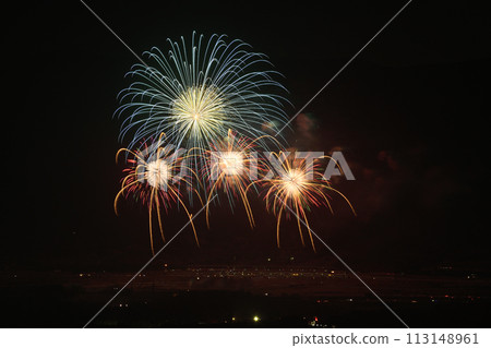 初夏的夜空被煙火染紅 113148961