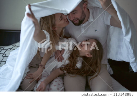 parents play with their daughter 113148993