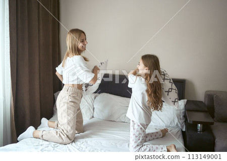mother plas with a daughter 113149001