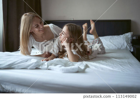 mother plas with a daughter 113149002