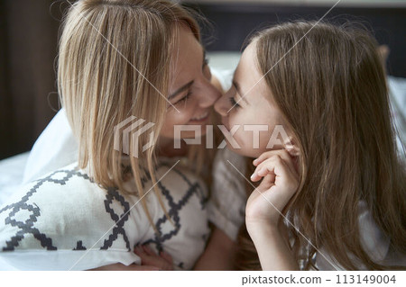 mother plas with a daughter 113149004